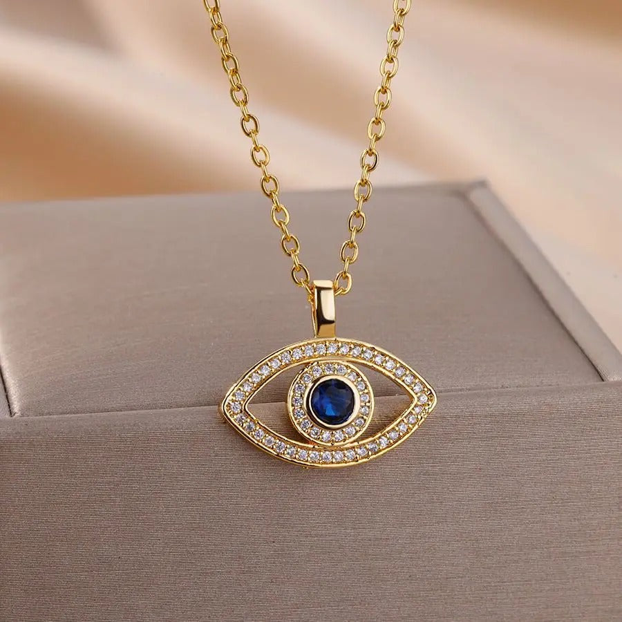 Collier mauvais oeil élégant close up | Sorcière Moderne