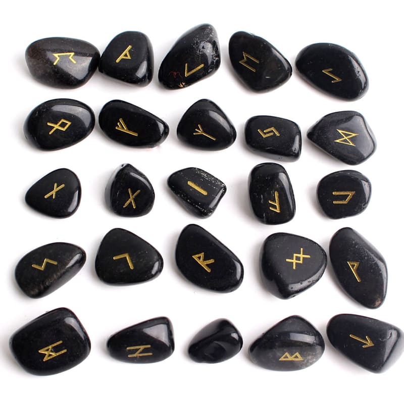 runes divinatoires en obsidienne et écriture dorée