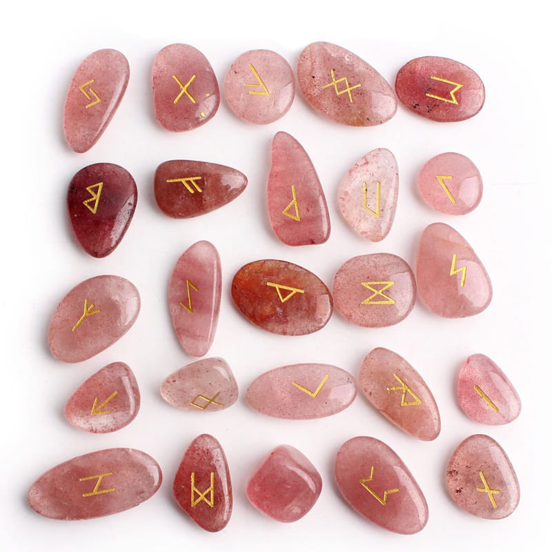 runes divinatoires en quartz rose et écriture dorée